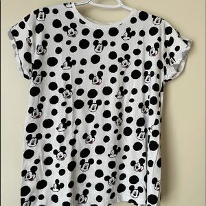 Super cute Disney tshirt white and black